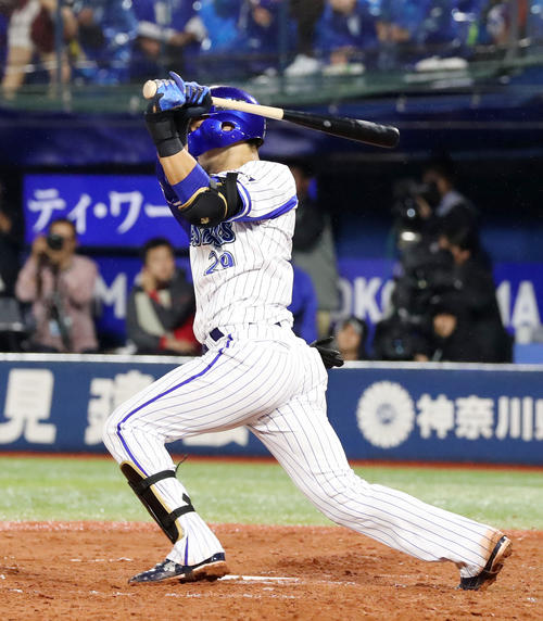DeNA対阪神　7回裏DeNA1死満塁、伊藤光は三塁ゴロ敵失で同点とする（撮影・加藤哉）