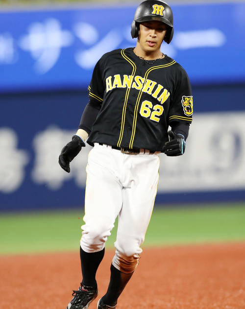 DeNA対阪神　8回表阪神1死二塁、二走植田は暴投捕逸で三塁進塁（撮影・加藤哉）