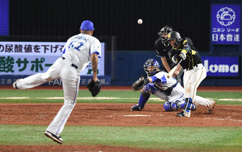 DeNA対阪神　8回表阪神1死三塁、中犠飛を放つ梅野。投手エスコバー（撮影・鈴木みどり）