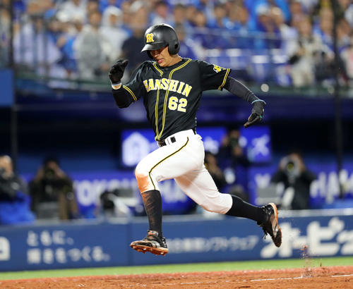 DeNA対阪神　8回表阪神1死三塁、梅野は中犠飛で植田が生還（撮影・鈴木正人）