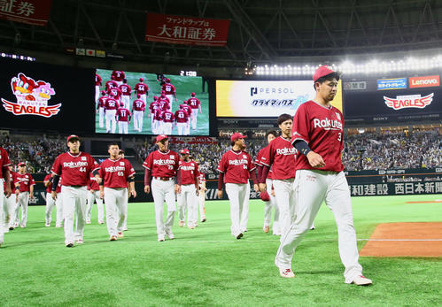 ソフトバンク対楽天　CS敗退が決まりがっくりと引き揚げる浅村（右端）ら楽天ナイン（撮影・足立雅史）
