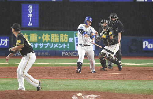DeNA対阪神　9回裏DeNA無死、空振り三振に倒れる筒香。投手藤川（撮影・鈴木みどり）