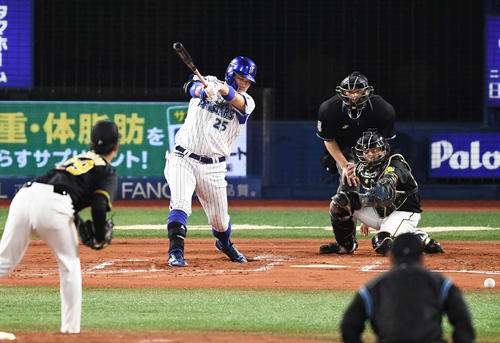 1回裏DeNA1死一塁、遊ゴロ併殺に倒れる筒香。投手高橋遥人（撮影・鈴木みどり）