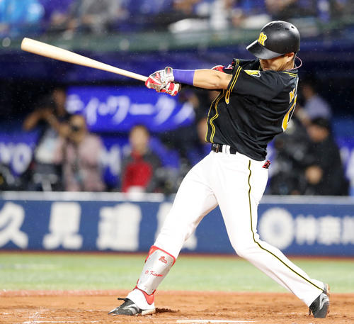 DeNA対阪神　2回表阪神2死一塁、木浪は左前打を放つ（撮影・加藤哉）