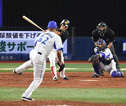 DeNA対阪神　8回表阪神2死、右二塁打を放つ木浪。投手エスコバー（撮影・鈴木みどり）