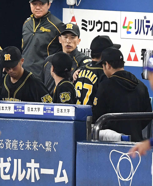 DeNA対阪神　7回裏、降板した岩崎（中央右）を気遣う阪神矢野監督（撮影・鈴木みどり）