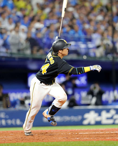 DeNA対阪神　8回表阪神1死三塁、梅野は中犠飛を放つ（撮影・鈴木正人）