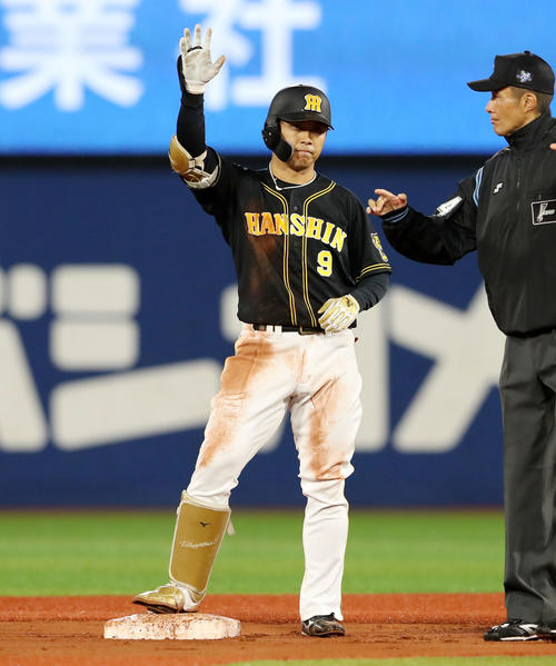 DeNA対阪神　6回表阪神無死、高山は左越え二塁打を放つ（撮影・加藤哉）