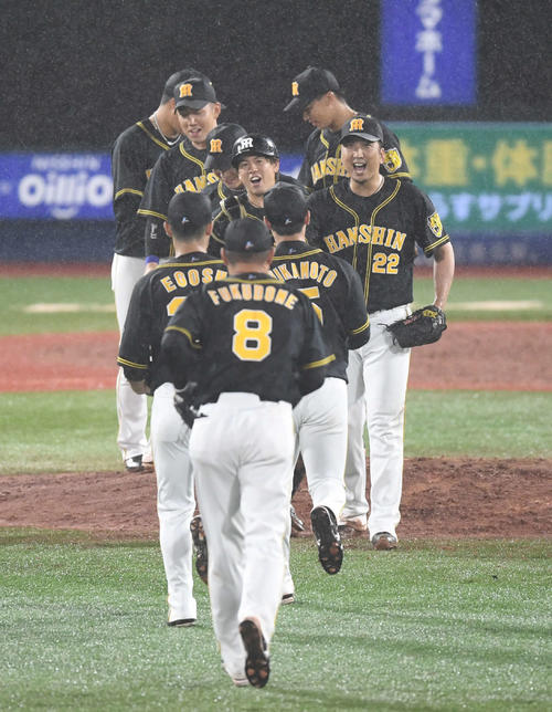 DeNA対阪神　DeNAに勝利し、笑顔でナインとハイタッチする阪神藤川（右）（撮影・鈴木みどり）