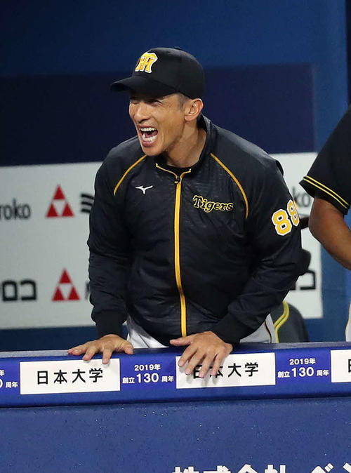 DeNA対阪神　8回表阪神1死三塁、梅野の中犠飛で植田が生還し喜ぶ矢野監督（撮影・鈴木正人）