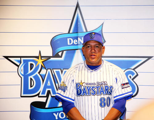 報道陣の質問に答えるDeNAラミレス監督（撮影・鈴木正人）