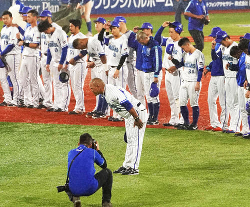 阪神に敗れCSファイナル進出を逃し、ファンに頭を下げるDeNAラミレス監督（撮影・鈴木みどり）