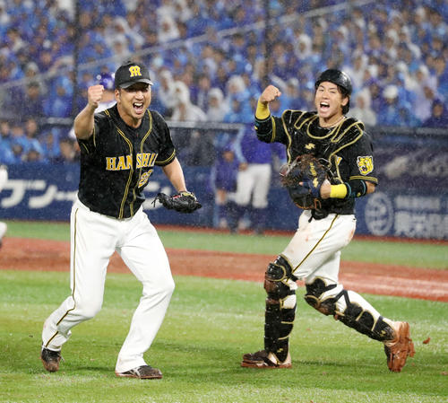 DeNA対阪神　9回裏DeNA2死一塁、藤川は代打乙坂を投ゴロに打ち取ってCSファイナル進出を決め、ガッツポーズを見せる。右は梅野（撮影・加藤哉）