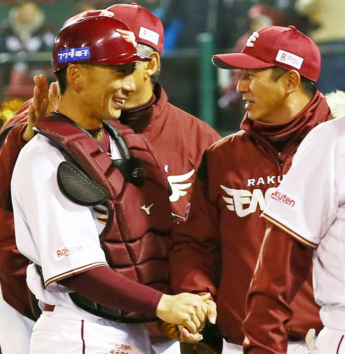 4月2日、日本ハムに勝利して楽天平石監督（右）と笑顔で握手を交わす嶋