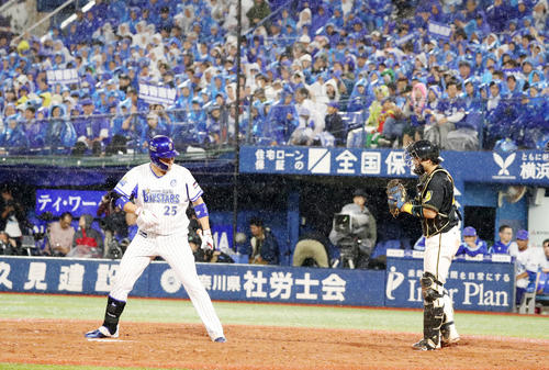 DeNA対阪神　9回裏DeNA無死、打席に入る前、梅野（右）にあいさつする筒香（撮影・加藤哉）