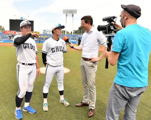 ドイツテレビ協会のテレビクルーが日本のアマ野球の取材で中大・牧（左）と大工原にインタビューした（撮影・柴田隆二）