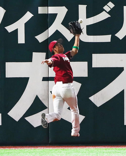 5日、飛球を好捕する楽天辰己（撮影・足立雅史）