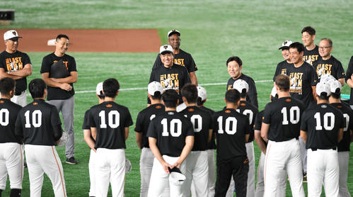 練習開始前、背番号「10」のシャツを着た選手たちを前に笑顔で話す巨人の原監督（中央）（撮影・加藤諒）