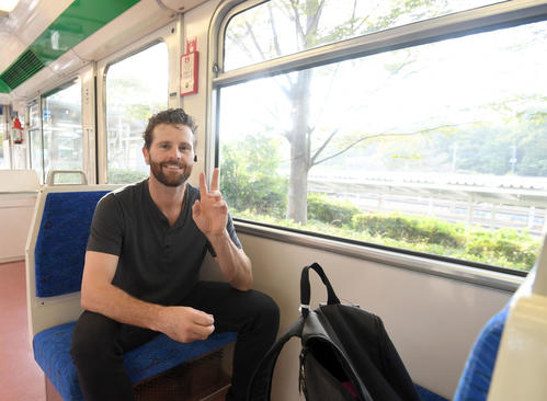 電車に乗って自宅へ帰る西武ニール（撮影・たえ見朱実）