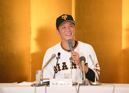 東京ドームMVP賞の表彰式で、記者の質問に笑顔で答える巨人坂本勇（撮影・加藤諒）