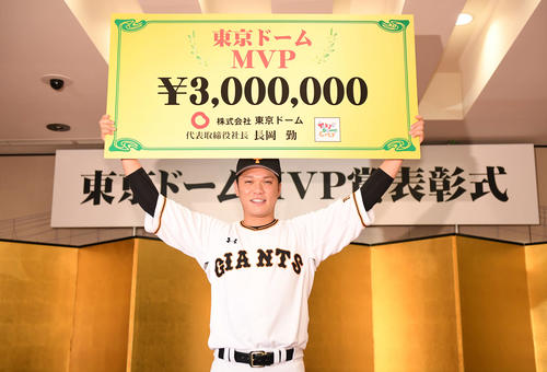 東京ドームMVP賞の表彰式でボードを掲げる巨人坂本勇（撮影・加藤諒）