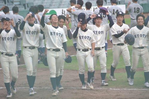関学大を下し、5年ぶりに勝ち点を挙げて喜ぶ京大ナイン
