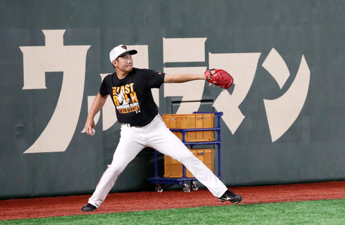 CSファイナルステージ前日練習を行い、外野でキャッチボールする菅野（撮影・加藤哉）