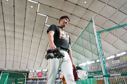 練習を終え、グラウンドを後にする巨人菅野（撮影・加藤諒）