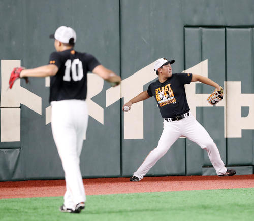 CSファイナルステージ前日練習を行い、外野でキャッチボールする山口、左は菅野（撮影・加藤哉）