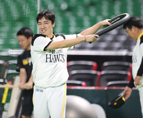 練習前、体をほぐす和田（撮影・梅根麻紀）