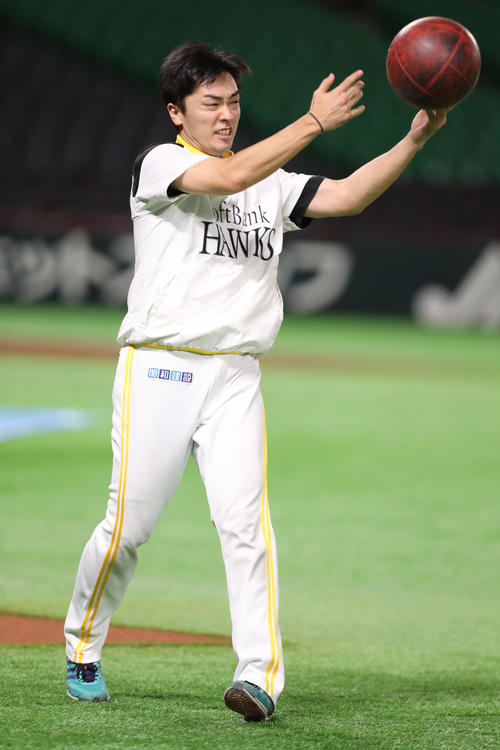 メディシンボールを使ってトレーニングをする和田（撮影・梅根麻紀）