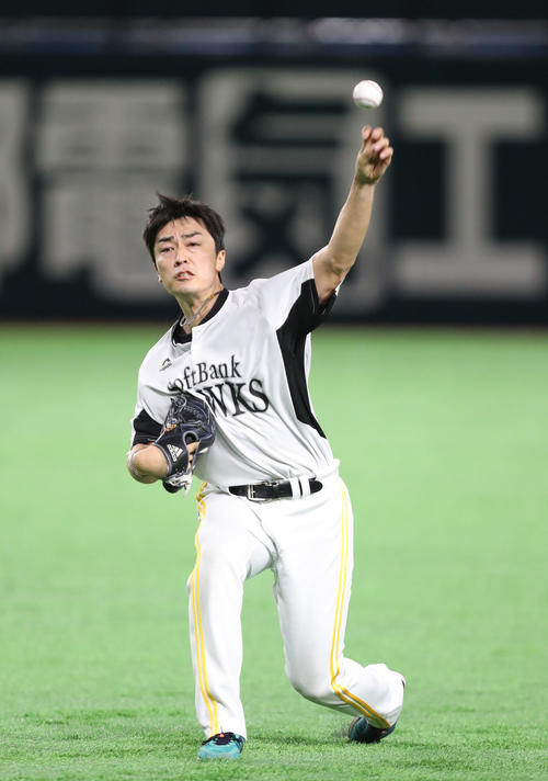 キャッチボールで調整する和田（撮影・梅根麻紀）
