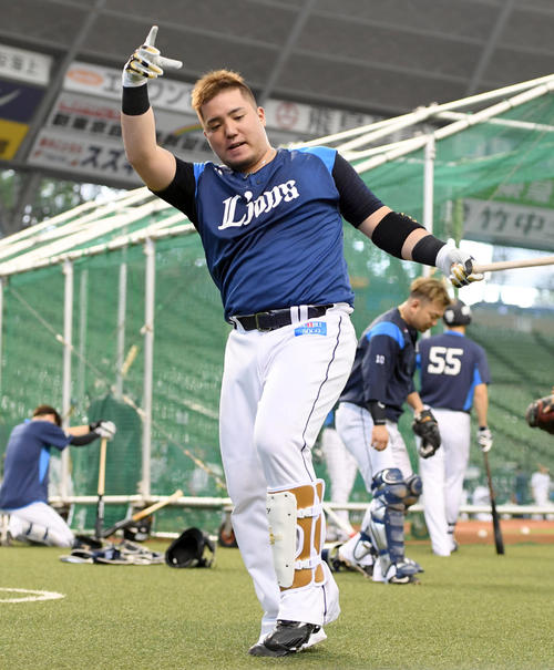 ティー打撃を行う西武山川（撮影・たえ見朱実）
