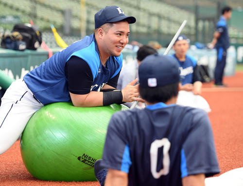 練習前、笑顔を見せる西武山川（撮影・たえ見朱実）