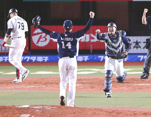 優勝を決め、ガッツポーズで増田（手前）の元にかけよる森（2019年9月24日撮影）