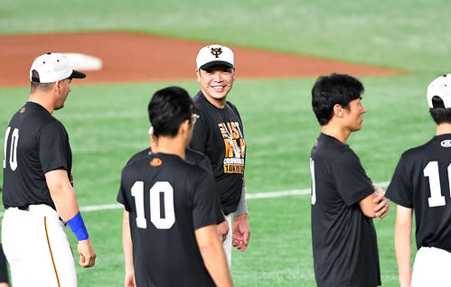 練習開始前、背番号「10」のシャツを着た選手たちに囲まれて笑顔を見せる巨人阿部（中央後方）（撮影・加藤諒）