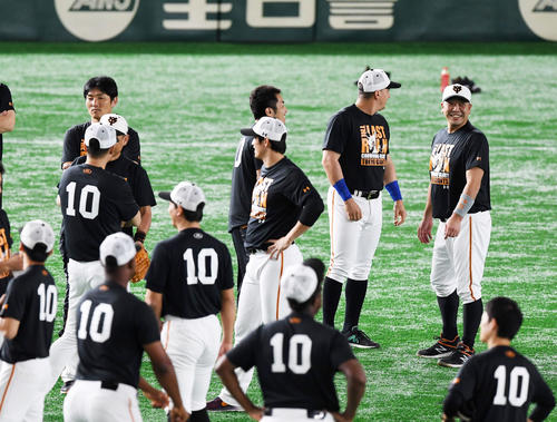 練習前笑顔を見せる阿部と背番号10番のTシャツを身につけた巨人ナイン（撮影・奥田泰也）