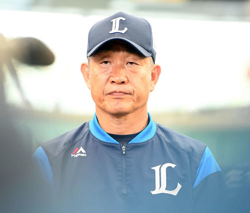 報道陣の質問に答える西武辻発彦監督（撮影・たえ見朱実）