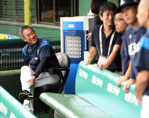練習前、笑顔を見せる西武辻監督（撮影・たえ見朱実）