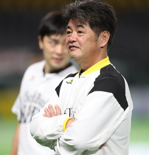 投手陣の練習を見守るソフトバンク工藤監督（撮影・梅根麻紀）