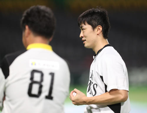 工藤公康監督と話をする和田毅（撮影・梅根麻紀）