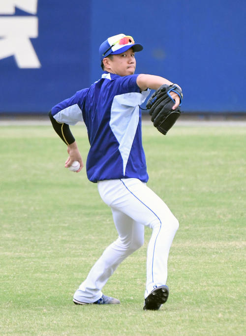 キャッチボールを行う大野雄（撮影・前岡正明）