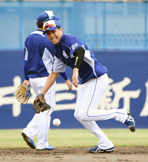 ノックで軽快な動きを見せる大野雄（撮影・前岡正明）