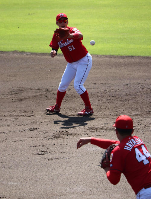 自身野球人生初の二塁で出場し、ボール回しする広島小園海斗内野手（撮影・前原淳）