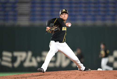東京ドームで投球練習を行う阪神岩貞（撮影・加藤諒）