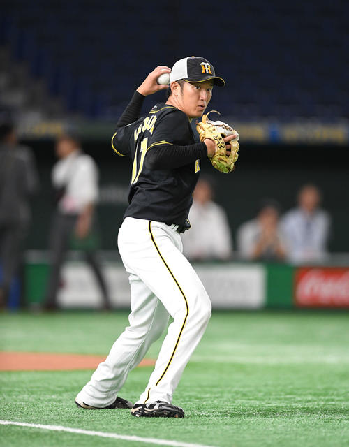 東京ドームで守備練習を行う阪神岩貞（撮影・加藤諒）