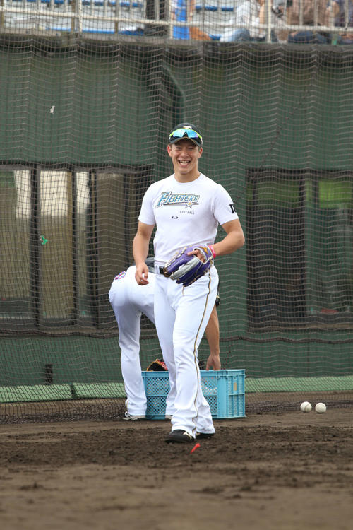 練習中に笑顔を見せる日本ハム吉田輝星（撮影・田中彩友美）