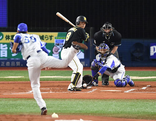DeNA対阪神　1回表阪神2死、死球を受ける福留。投手平良（2019年10月7日撮影）