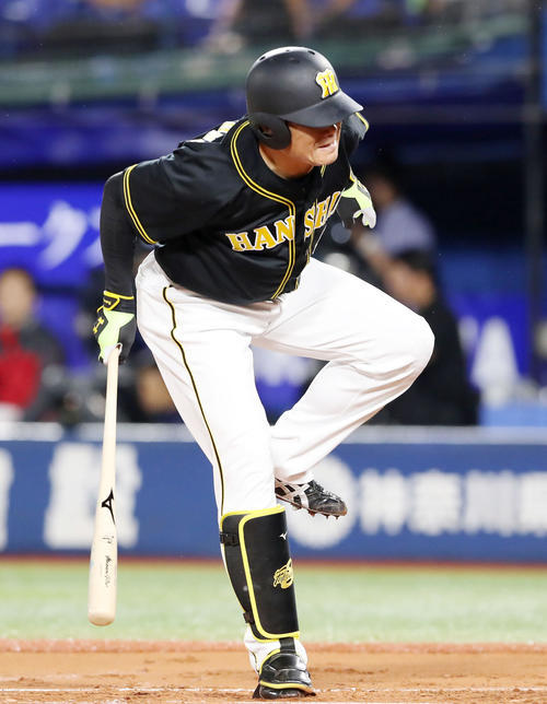 DeNA対阪神　1回表阪神2死、福留孝介は死球を受ける（2019年10月7日撮影）