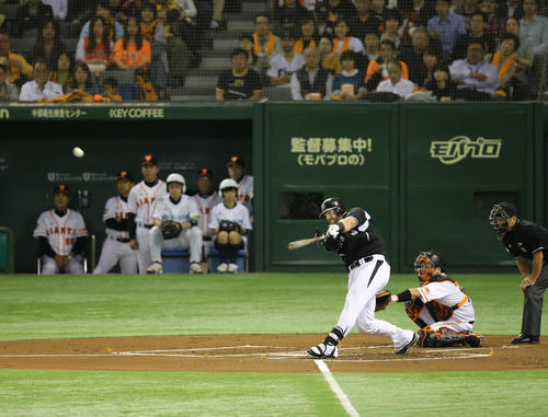 14年10月18日、セ・CSファイナルステージ巨人対阪神　1回表阪神2死一、二塁、左越え先制本塁打を放つマートン。後方左端は原監督